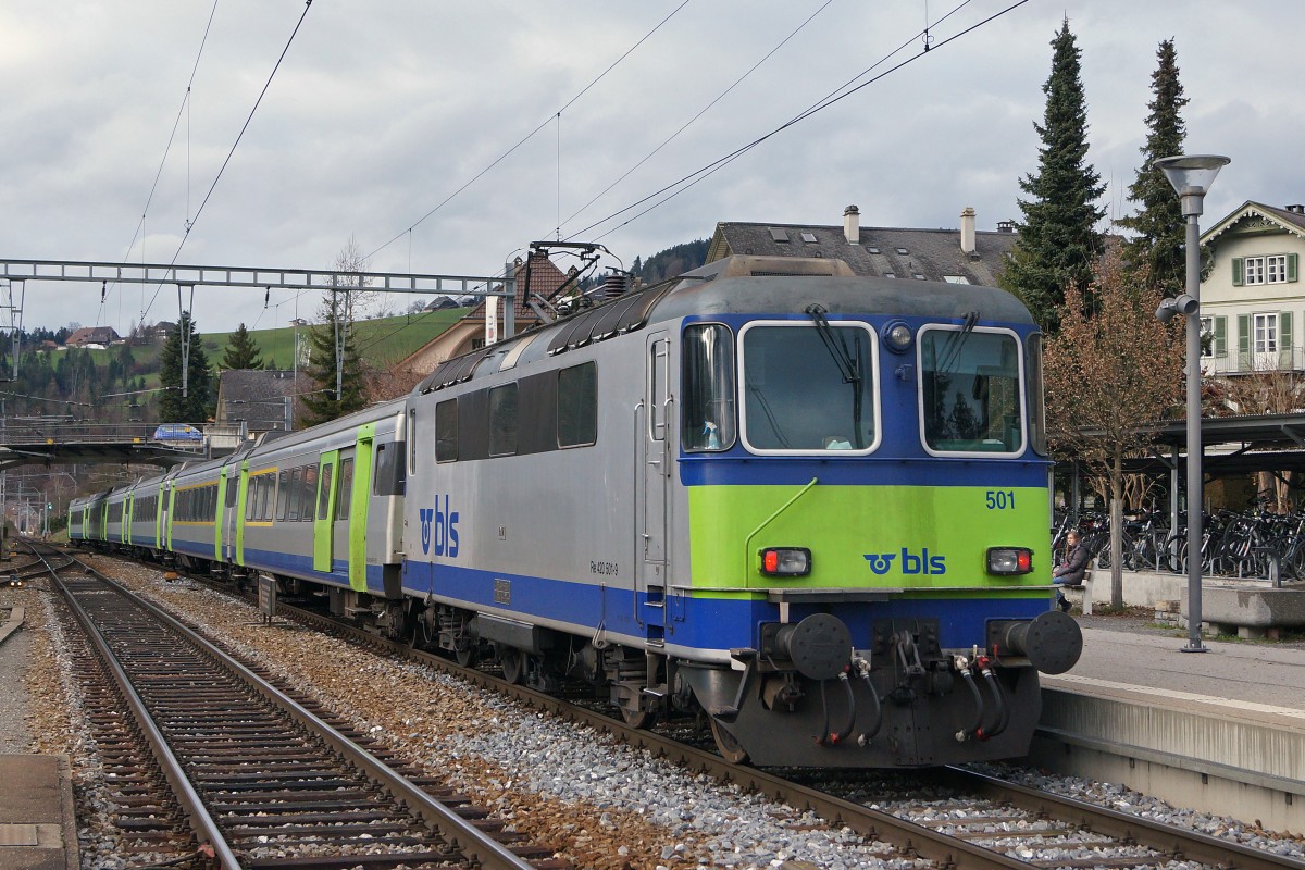 BLS: RE Bern-Luzern mit der Re 420 501-9 ex SBB bei der Einfahrt Langnau im Emmental am 11. Dezember 2014.
Bahnsujets der Woche 50/2014 von Walter Ruetsch
