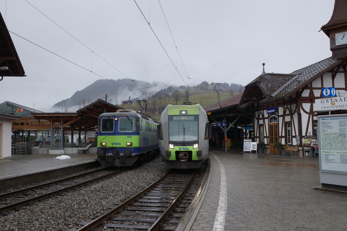 BLS: Seit dem Fahrplanwechsel 2015 verkehren EW III Pendel mit Re 420 (ehemals SBB) auf der Golden-Pass-Strecke. Die Aufnahme vom 2. Januar 2016 entstand in Zweisimmen.
Foto: Walter Ruetsch