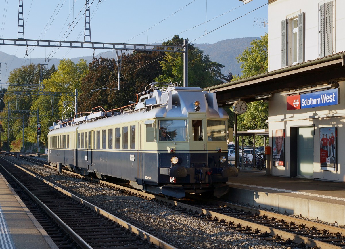 BLS: Sonderzug mit dem  BLAUEN PFEIL  BCFe 4/6 736 beim Passieren des Bahnhofs West in Solothurn am 1. Oktober 2015.
Foto: Walter Ruetsch
