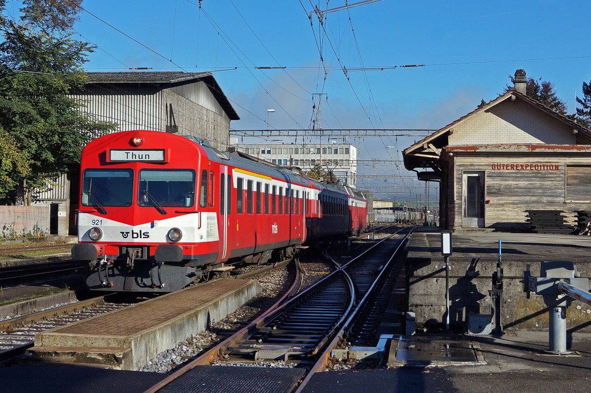 BLS:  TODGESAGTE LEBEN LAENGER  Noch am 14. Oktober 2014 stand ein RBDe 566 l-Pendel aus dem Jahre 1973 zwischen Solothurn und Thun im planm�ssigen Einsatz. Die Aufnahme des ABt 5038 38-33 921-9 ist in Gerlafingen in der ersten Morgensonne entstanden.
Foto: Walter Ruetsch 