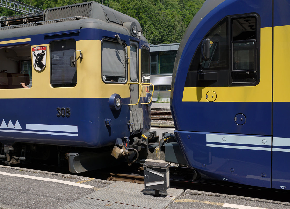 BOB: BOB-Idylle vom 27. Mai 2017. Sehr bald sind die alten BOB-Züge, die auch noch mit dem braunen Anstrich nach Lauterbrunnen und Grindelwald fuhren Geschichte! Während der Übergangszeit NEU/ALT verkehren sie zum Abschluss noch gemeinsam mit den neusten Zügen aus dem Hause Stadler Rail. Dabei hat man die Neulinge für kurze Zeit mit der GF-Kupplung ausgerüstet.
Foto: Walter Ruetsch