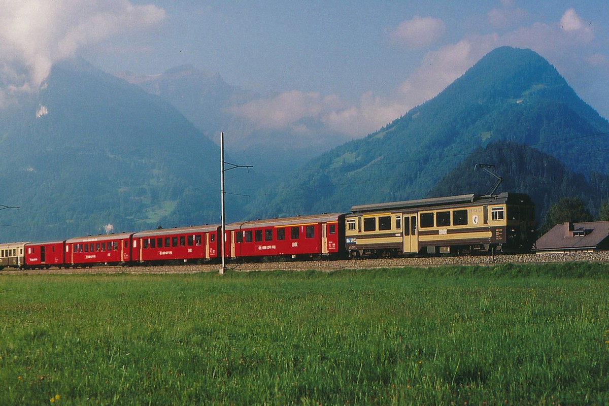 BOB/SBB Br�nig: SBB Personenwagen auf Privatbahnen. Im Jahre 1971 standen bei der BOB rote SBB-Br�nigwagen im Einsatz. Die Aufnahme des bunten BOB-Zuges, der mit einem ABehll 311-313 (1986) gef�hrt wurde, ist kurz vor der Endstation Interlaken-Ost entstanden.
Foto: Walter Ruetsch