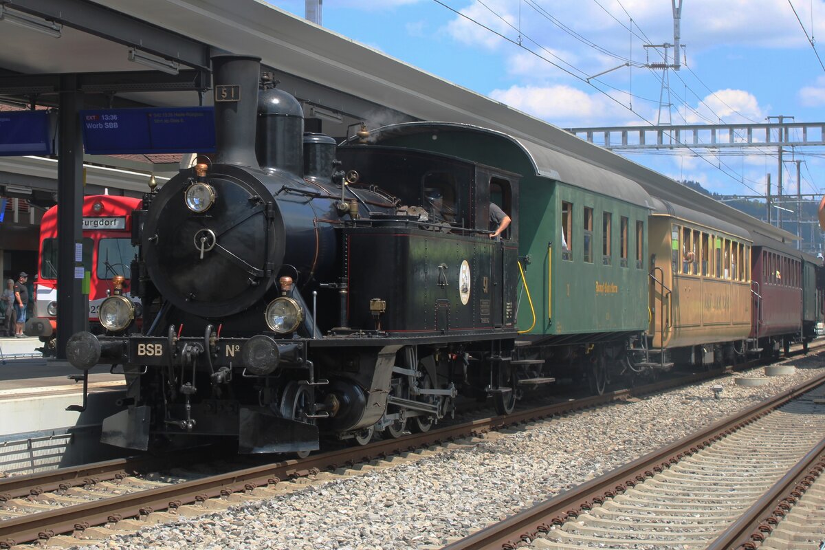BSB-51 pendelt am 18 Mai 2025 zwischen Bahnhof und BLS-Werkstätte Koninlfingen während das Spektakel  150 Jahre Emmentalbahn .