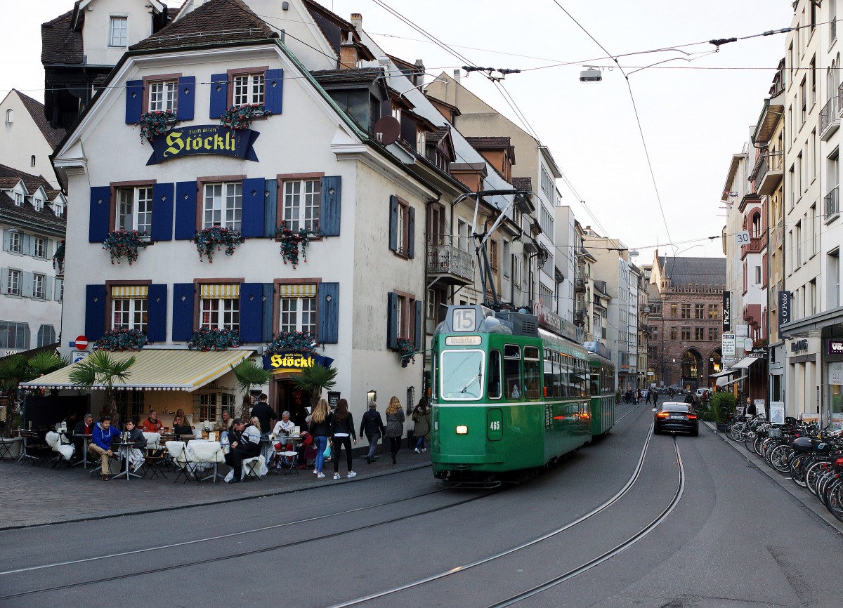 BVB: Tramzug der Linie 15 in Richtung Bruderholz mit Be 4/4 465 + B4 bei der Einfahrt in die Haltestelle Barf�sserplatz am 30. Oktober 2015.
Foto: Walter Ruetsch