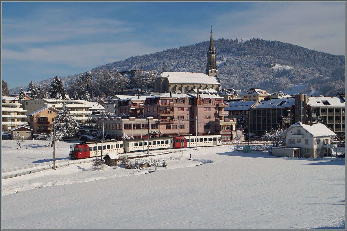 Châtel St Denis befindet sich auf 807 m.ü.M uns so liegt hier Schnee, wenn es im Flachland grün ist. Vor dem Hintergrund der Stadt und der Freiburger Alpen verlässt der TPF Regionalzug S 51 14859 Châtel St-Denis Richtung Palézieux.
21. Jan. 2015