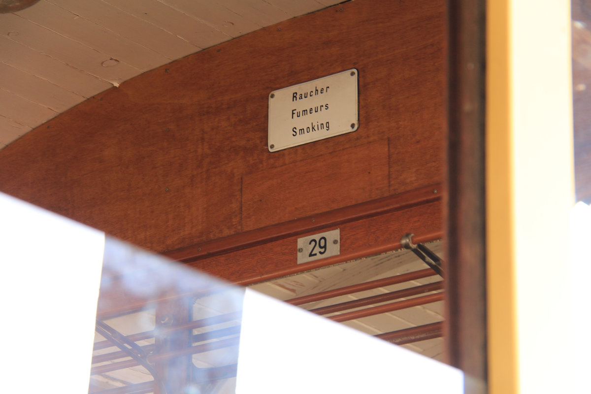 Chemin de Fer Forestier d'Abreschviller : Blick in den WAB-Wagen 29 hinein, der seit 1969 hier in Abreschviller ist. Interessant auch die noch angebrachte Tafel  Raucher . 22.7.18