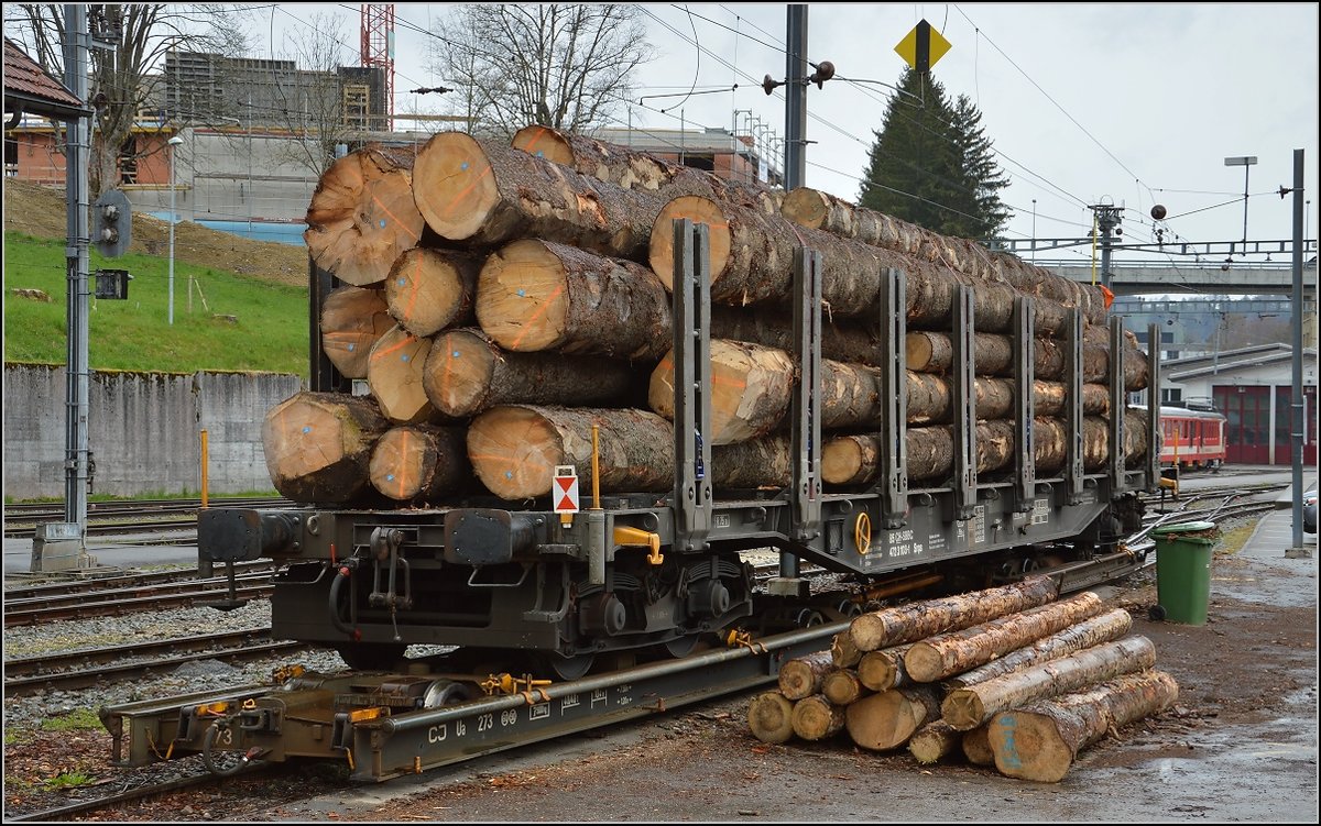 Chemins de fer de Jura (CJ). Rollschemelverkehr mit aufgebocktem Rungenwagen in Tramelan, fr�her auch Tramlingen. April 2016.