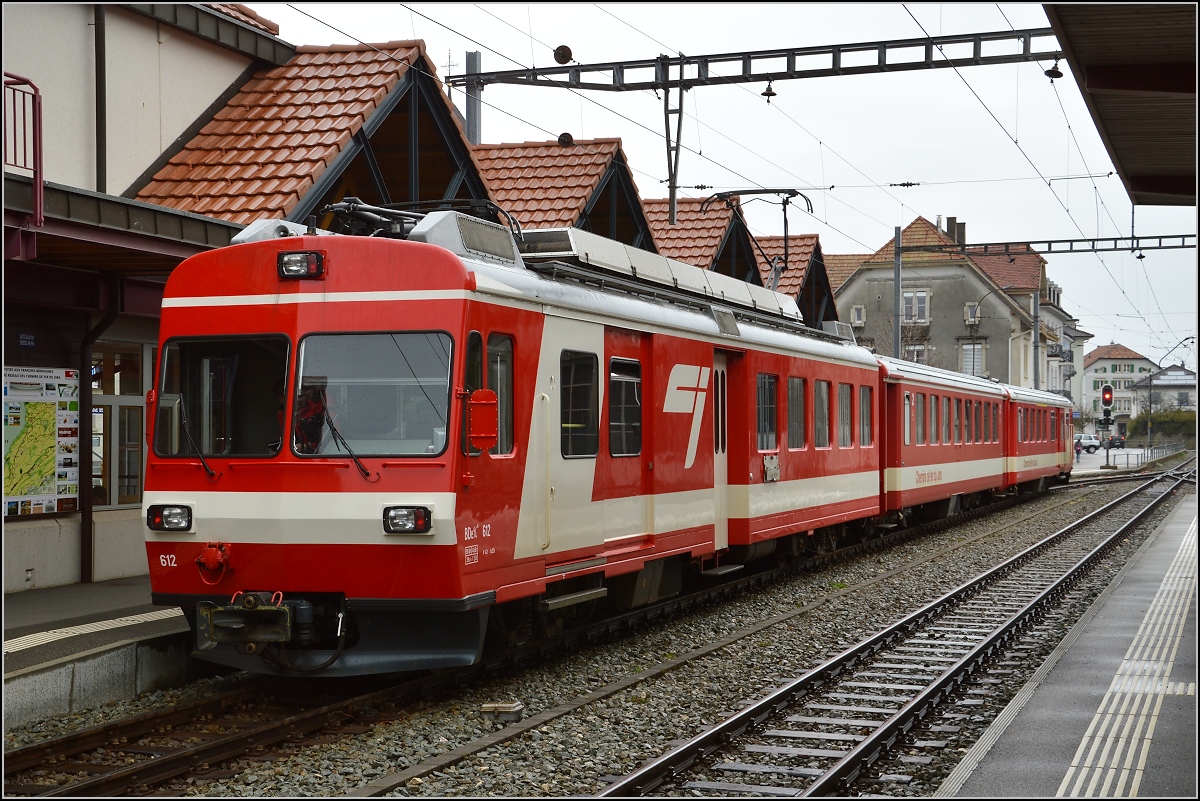 Chemins de fer de Jura (CJ). BDe 4/4 612 in Saignelégier. April 2016.

Eckdaten des BDe 4/4:
Baujahr 1985
Länge 18,73 m
Gewicht 36 t
Leistung 724 kW
Höchstgeschwindigkeit 90 km/h