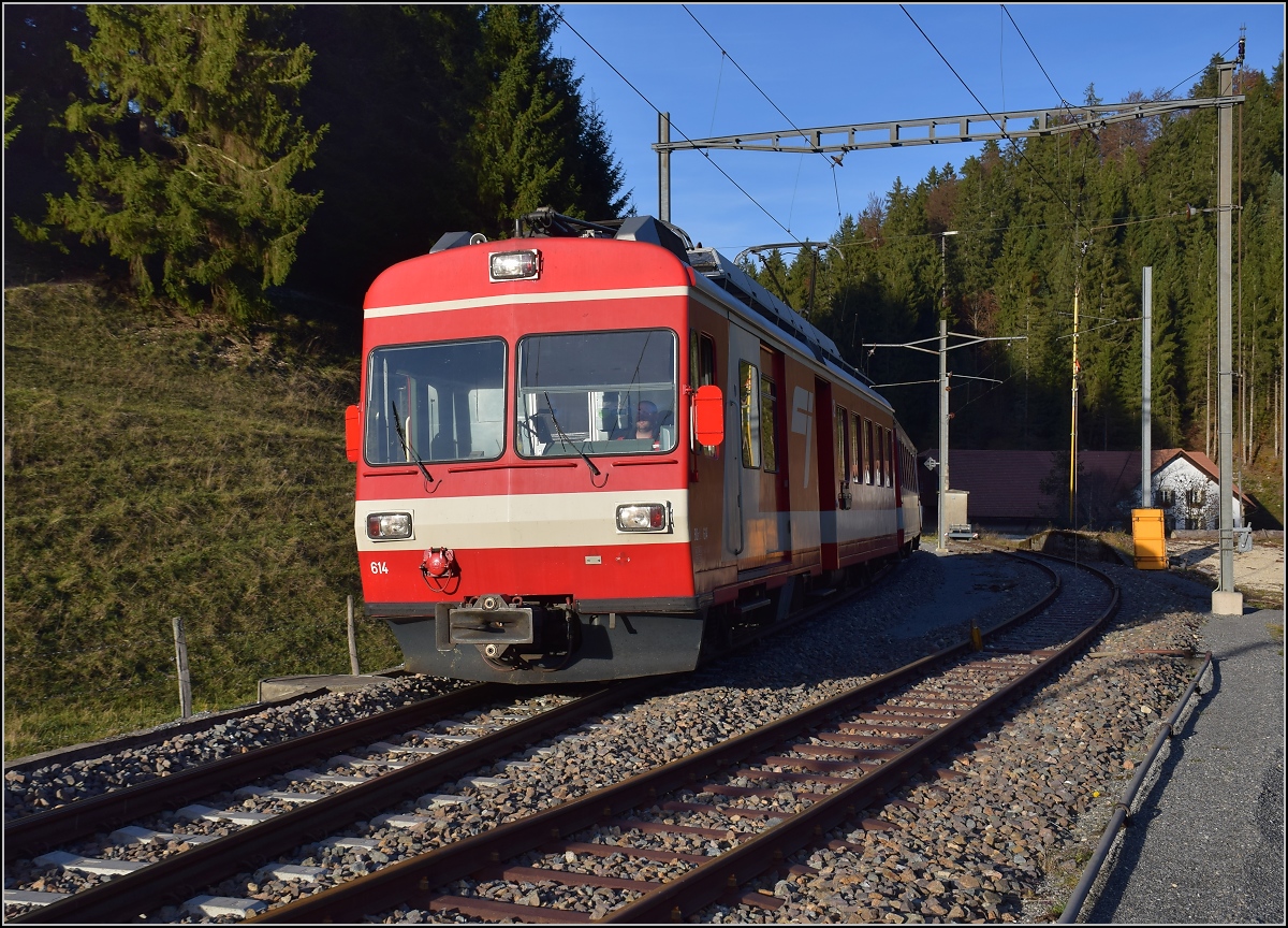 Chemins de fer de Jura (CJ). BDe 4/4 614 in La Combe. Oktober 2016.