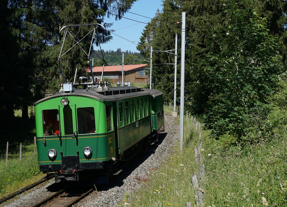 Chemins de fer du Jura, CJ.
Sommeridylle vom Jura.
Sonderzug bestehend aus dem BCe 2/4 70 und dem TT C7 auf der Fahrt nach Glovelier bei Pr�-Petitjean am 23. Juni 2018.
Foto: Walter Ruetsch 

