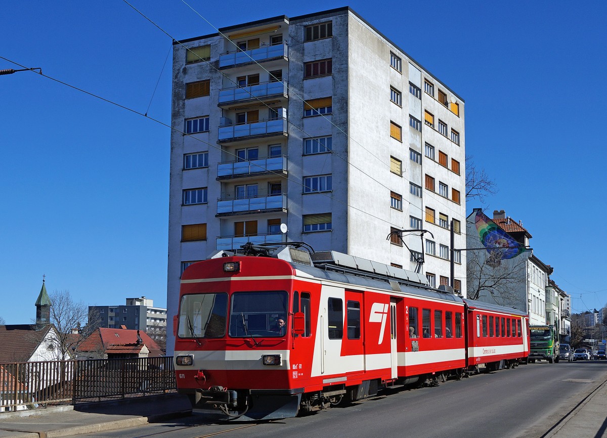 CJ: Auf einem kurzen Streckenabschnitt in La Chaux de Fonds, wo der BDe 4/4 II 611 am 12. März 2015 aufgenommen wurde, verkehrt die CJ als Strassenbahn.
Foto: Walter Ruetsch 