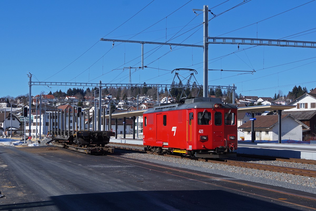 CJ G�terverkehr: Am 12. M�rz 2015 steht der De 4/4 II 411 in Le Noirmont zur Abfahrt nach Tramelan bereit nachdem er den Holzwagen auf das Geleise 5 rangiert hat.
Foto: Walter Ruetsch  