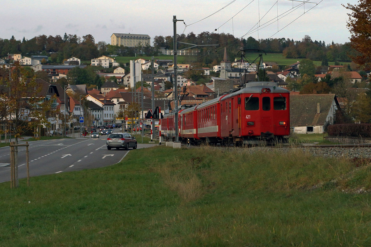 CJ: Regionalzug in der Abenddämmerung bei Le Noirmont unterwegs am 24. Oktober 2016.
Foto: Walter Ruetsch