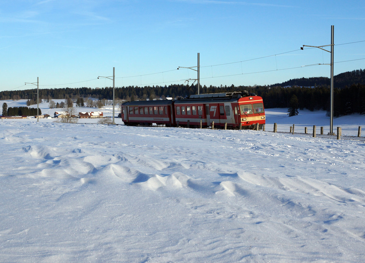 CJ: Winterimpressionen im Jura vom 22. Januar 2017.
Letzter Schnee für die BDe 4/4 II 611 - 614 aus dem Jahre 1985. Bald sind die in Saignelégier verewigten Triebzüge Geschichte.
Foto: Walter Ruetsch 