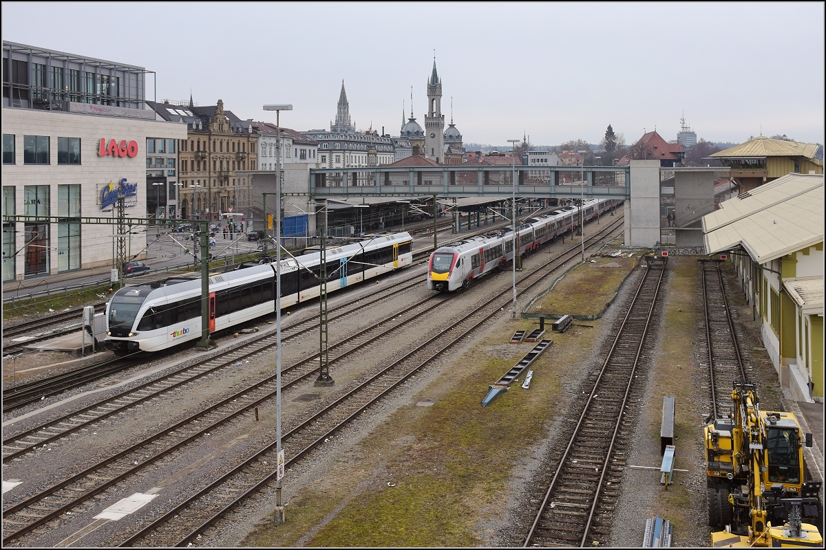 Class 745, Überführungsfahrt des neuen elektrischen Flirt UK beim ersten Stopp in Konstanz. Endwagen 94 70 0 312 102-9. Je zwei mit Jakobsdrehgestell verbunden Teilwagen sind zu 6 Einheiten verbunden. Daraus wird der längste Flirt mit 240 m Länge und 375 t Gewicht. Konstanz, Februar 2018.