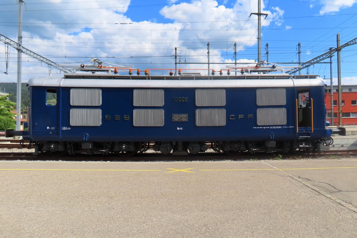 Classic Rail 10009 steht am 17 Mai 2025 in Konolfingen w�hrend das Bahnfest  150 Jahre EmmentalBahn  das �ber das ganze Emmentalbahnnetz gefeiert wurde. Dieser Version der SBB Re 4/4I ist keine Phantasie, hat es jedoch tatsachlich gegeben. IN 1956 erprobten die SBB einige Lackierungen f�r deren Lokomotiven und 10009 bekam das dunkelblau, das sich stark anlehnt an das Berliner Blau der Nederlandsche Spoorwegen ab 1954. Zwei Jahre sp�ter entscheideten die SBB f�r das dunkle Tannengr�n.