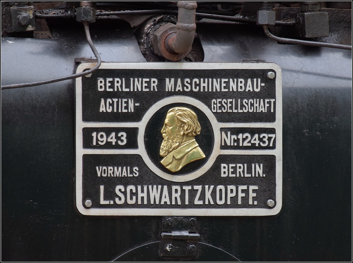 Coni'Fer

52 8163 ist eine Rekolok der Reichsbahn in der DDR und hat fernab der Heimat ihren neuen Platz gefunden, sie wurde 1943 durch die Nachfolgefirma von Schwarzkopff in Berlin gebaut mit der Fabriknummer 12437. Les H�pitaux-Neufs, Juli 2022.
