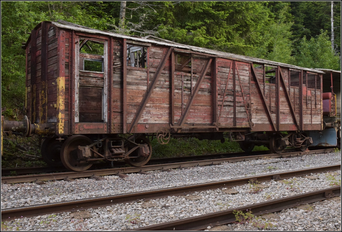 Coni'Fer

Hier ein 4-achsiger gedeckter Güterwagen, der unverkennbar französischer Herkunft ist. Mehr als DE LA GARE DE MANS ist nicht zu lesen. Fontaine Ronde, Juli 2022.