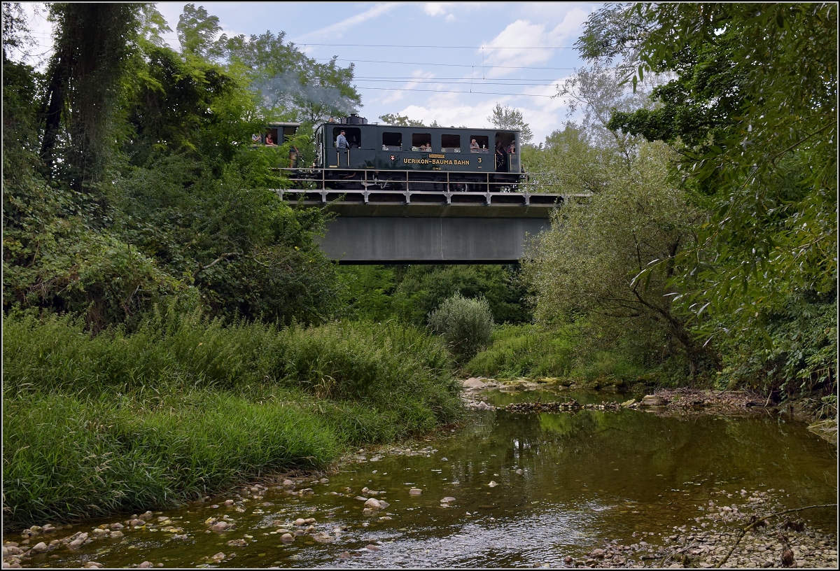 Czm 1/2 der UeBB beim Triebwagenfest auf der Schweizer Hochrheinbahn. Weil er bei den anderen Triebwagen auf dem langen Block zwischen Koblenz und Laufenburg nicht mithalten konnte, durfte er bei den Großen mitspielen und fuhr im Zwischentakt der S-Bahn Basel von Laufenburg nach Stein-Säckingen. Auf der Sissle-Brücke, August 2017.