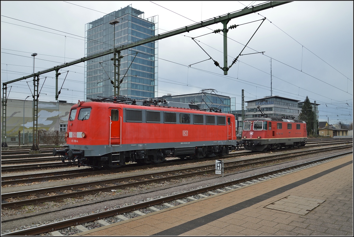  D-Zug -Verbindung Stuttgart &ndash; Zürich: Back to the roots. Kasten E10 (115 198-0) und Re 4/4 II Nr. 11299 stehen für die ICs in beide Richtungen bereit. Februar 2014.
