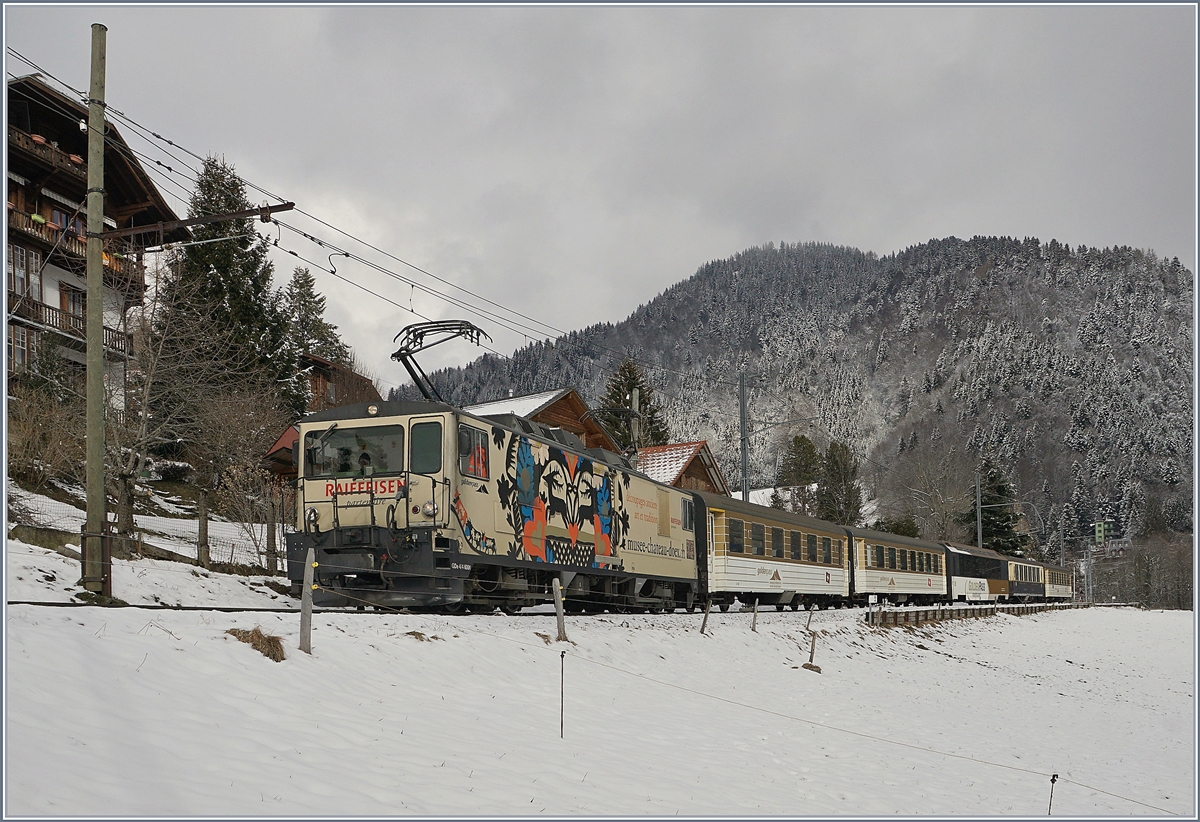 Da die  Belle-Epoque  Wagen für die Alpina-Triebwagen umgebaut werden, verkehrt der  Belle Epoque Zug nun mit einer gemischten Komposition und immerhin noch einem  Belle-Epoque Wagen.
Das Bild zeigt die GDe 4/4 6001 mit dem Regionalzug 2217 von Zweisimmen nach Montreux kurz nach Les Avants.
3. Feb. 2018