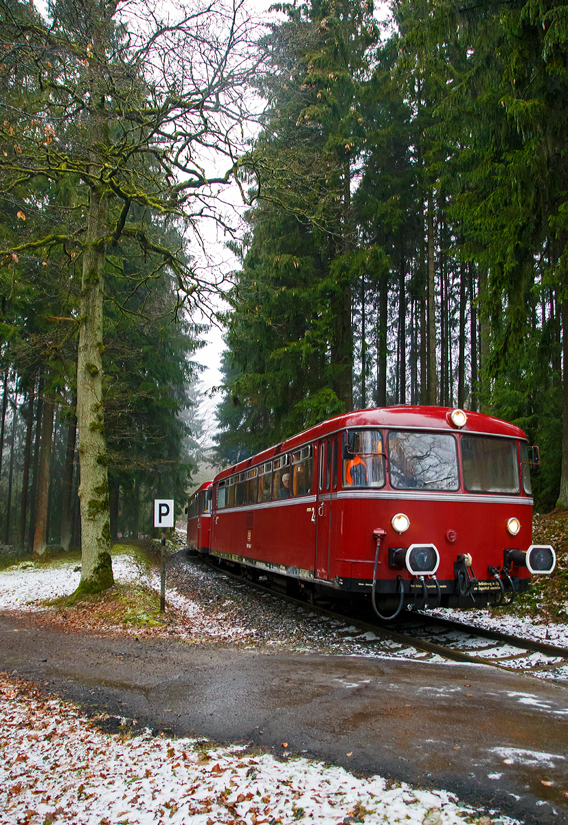 
Da kommen sie hinab vom Pfannenberg....
Eine Schienenbusgarnitur der VEB Vulkan-Eifel-Bahn Betriebsgesellschaft mbH auf Sonderfahrt (bestehend aus 798 670-6, 998 863-5 und 796 784-7) fährt am 26.01.2019 von der ehem. Grube Pfannenberger Einigkeit  (heute Sitz der Schäfer Werke) hinab zur Spitzkehre Pfannenberg. 

Die Garnitur befährt die priv. Strecke der Kreisbahn Siegen-Wittgenstein (Betriebsstätte Freien Grunder Eisenbahn - NE 447). Heute gibt es zwischen Herdorf und der Grube Pfannenberger Einigkeit noch jeden Werktag Güterverkehr, obwohl die Erzgrube Pfannenberger Einigkeit ihren Betrieb im April 1962 aufgegeben hat. An ihrer Stelle benötigen seitdem die Schäfer Werke KG den Anschluss für die Zulieferung von Stahl Coils sowohl als Rohstoff als auch für ihren Handel mit deren Zuschnitten nach Kundenwunsch.