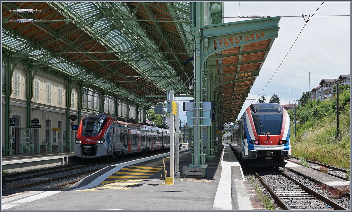 Da die Léman Express Linie S L1 eigentlich von Coradia Polyvalent régional tricourant bedient wird, rechnete ich nicht damit, in Evian-les-Bains einen SBB LEX RABe 522 anzutreffen! Während der SNCF Coradia Polyvalent régional tricourant Z 31519 links im Bild als LEX01 23362 um 13:21 nach Coppet fahren wird, müssen sich die beiden SBB LEX 522 214 und 221 noch bis um 15:21 gedulden. Der hier im Bild zu sehende RABe 522 214 wurde bereits 2012 gebaut und erst kürzlich zum  Léman Express  umgebaut. 

15. Juni 2020 