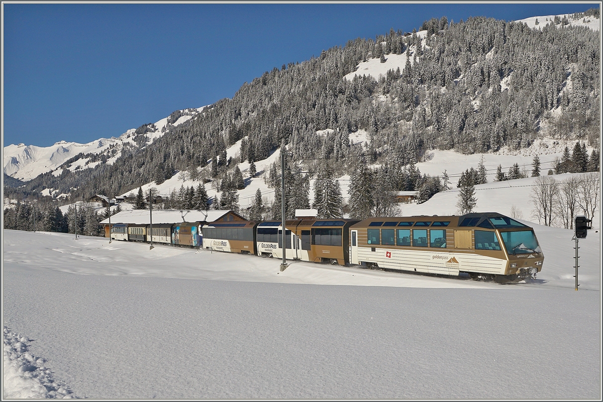 Da die MOB Belle-Epoque Wagen (wie im Fahrplan vorgesehen) für den Einsatz zwischen den Alpina-Zügen vorbereiten, verkehrt der  Belle-Epoque  Zug mit einer zeitweise wechselnden Komposition, aber immerhin weiterhin mit einem Belle-Epoque Wagen. Die beiden Bilder zeigen den Zug zwischen Schönried und Gstaad.
13. Feb. 2018