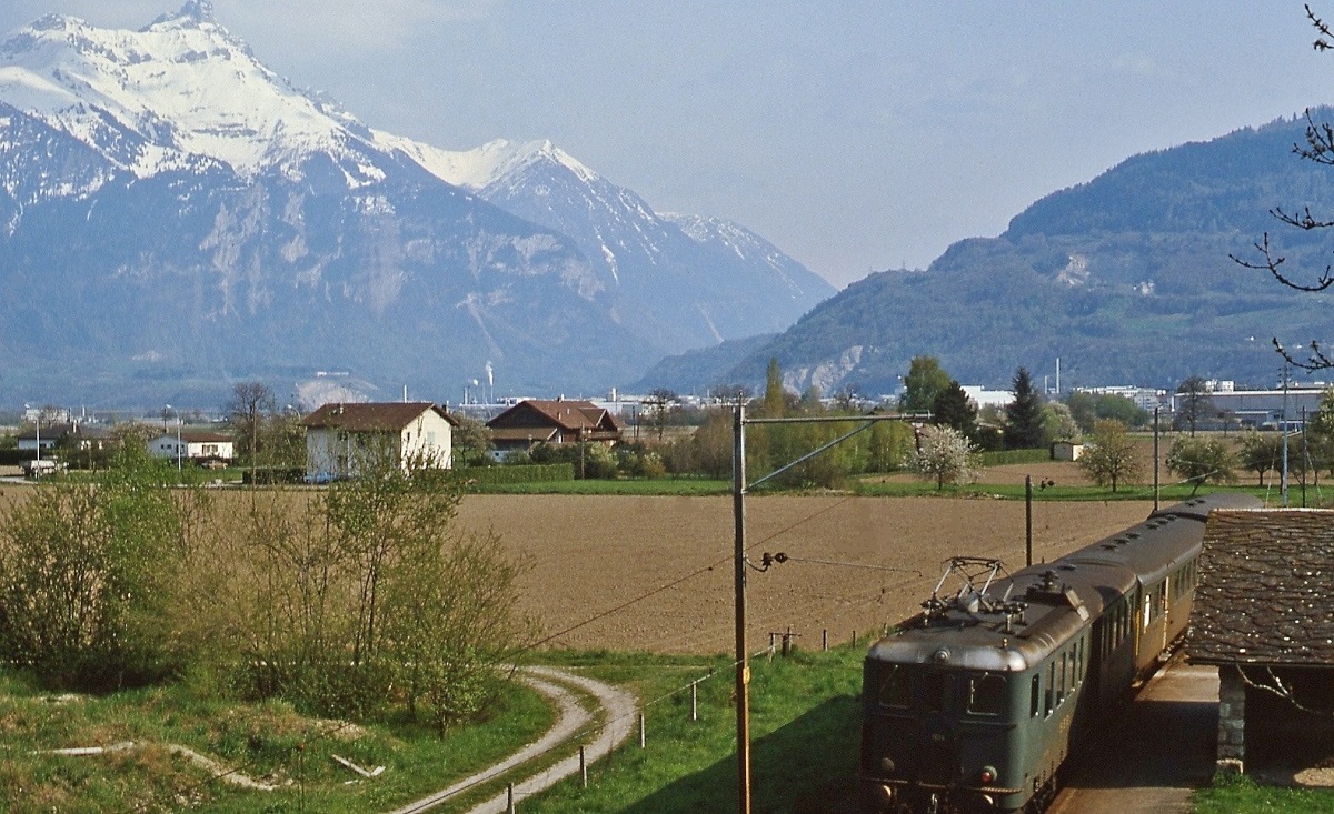 Da wollte ich unbedingt die Berge mit ins Bild einbeziehen, leider wurde dabei der Be 4/6 zu sehr an den Rand gedrückt... (Collombey Mai 1980)