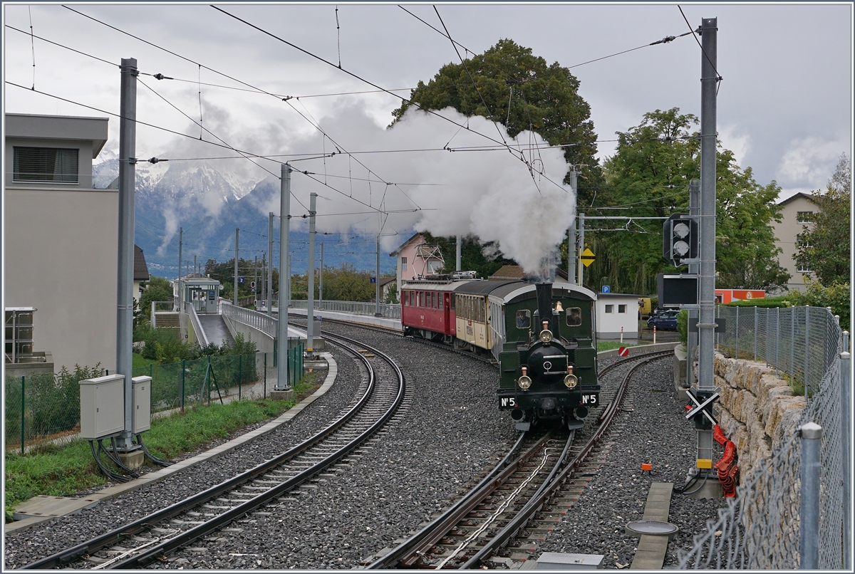 Da der zweite Dampfzug in St-Légier Gare keine Kreuzung abwarten musste, ging die Fahrt gliche weiter, die LEB G 3/3 N° und der Rhb ABe 4/4 N° 35 nehmen den Abschnitt nach Blonay in Angriff.

27. Sept. 2020