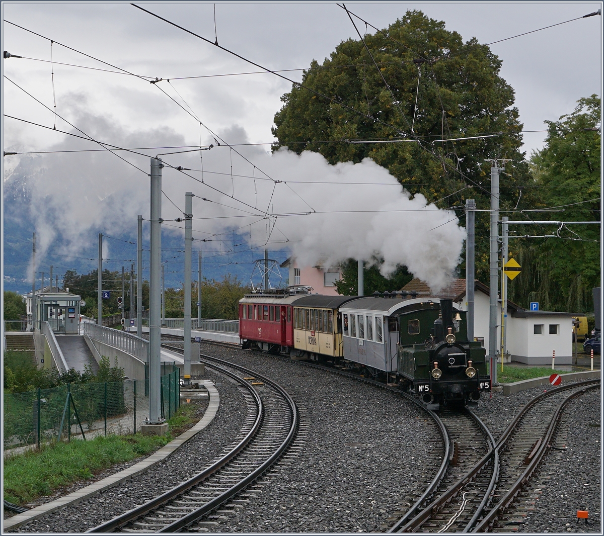 Da der zweite Dampfzug in St-Légier Gare keine Kreuzung abwarten musste, ging die Fahrt gliche weiter, die LEB G 3/3 N° und der Rhb ABe 4/4 N° 35 nehmen den Abschnitt nach Blonay in Angriff. 

27. Sept. 2020