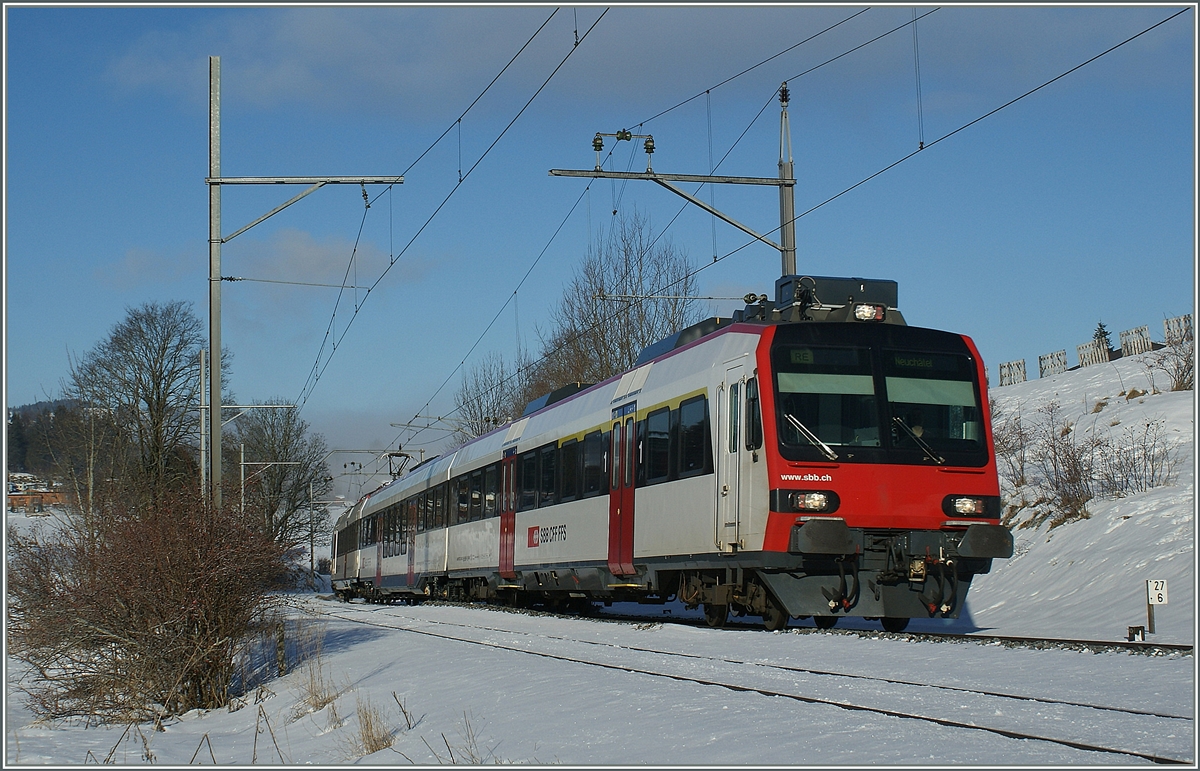 Damals noch was besonders: Ein  neuer  Domino als RE von Le Locle nach Neuchtatel kurz nach  La Chaux-de-Fonds. Das Schmalspurgleis im Vordergrund führt nach Les Ponts de Martel.
18. Jan 2010
