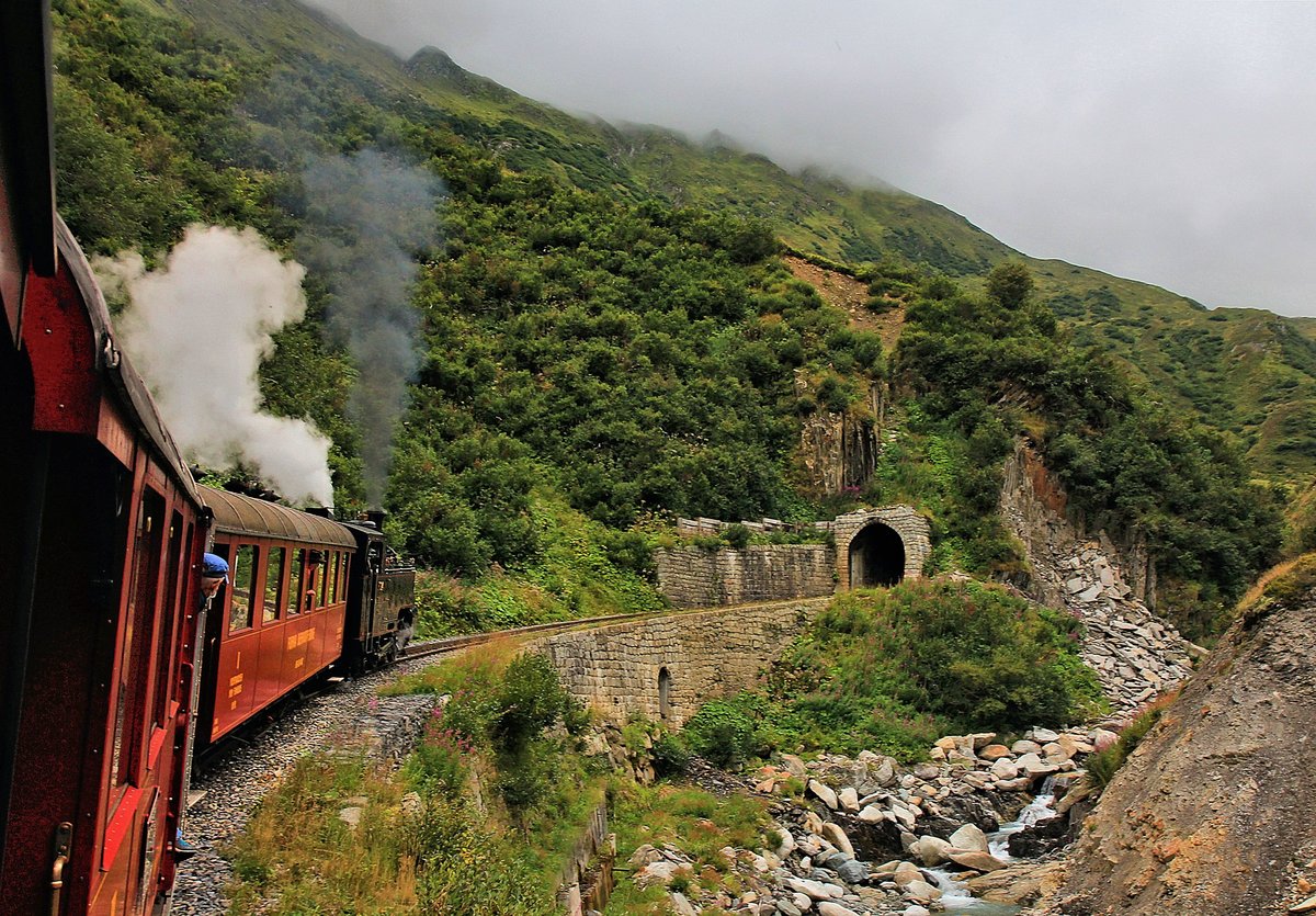 Dampfbahn Furka Bergstrecke: Bei unheimlichem Wetter Aufstieg in die Wolken, d.h. auf die Furka von Realp her. 23.August 2020  