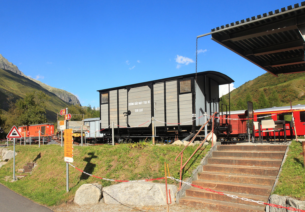 Dampfbahn Furka Bergstrecke: Der Hilfswagen 30031 der einstigen Zahnradbahn Krong Pha - Đà Lạt in Vietnam steht jetzt in Realp neben dem Restaurant. 23.August 2020  