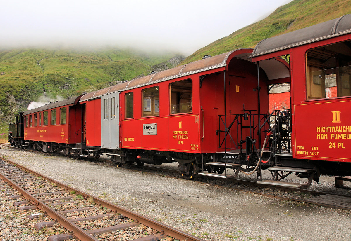 Dampfbahn Furka Bergstrecke: Die beiden Wagen BD 2503 und AB 4462, ehemals BFD C 203 und BFD AB4 53. 23.August 2020 