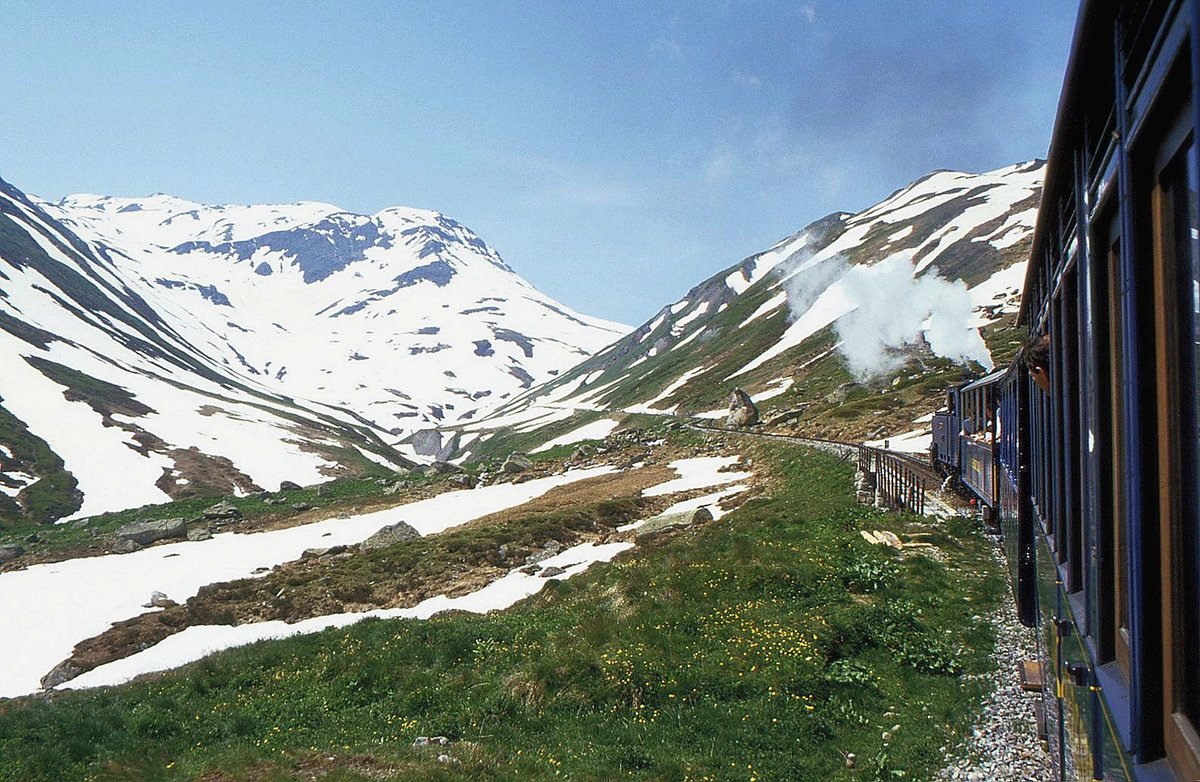 Dampfbahn Furka Bergstrecke: Hinter der Lok 2 geht es bergwärts von Realp zur damaligen Endstation Furka. 1.Juli 1995