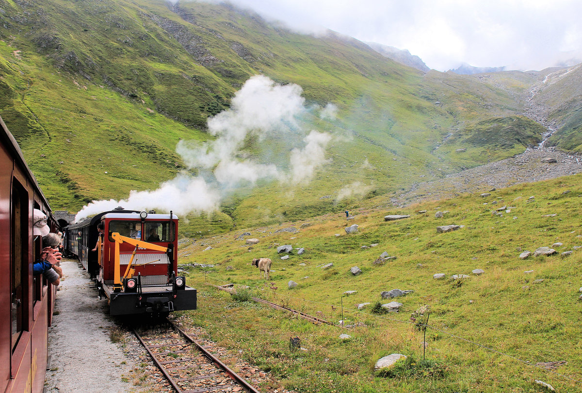 Dampfbahn Furka Bergstrecke: In Richtung Muttbach-Belvédère - Furka werden die Dampfzüge mit einer Schiebelok versehen, die Tm 506, die von der CJ stammt. 23.August 2020