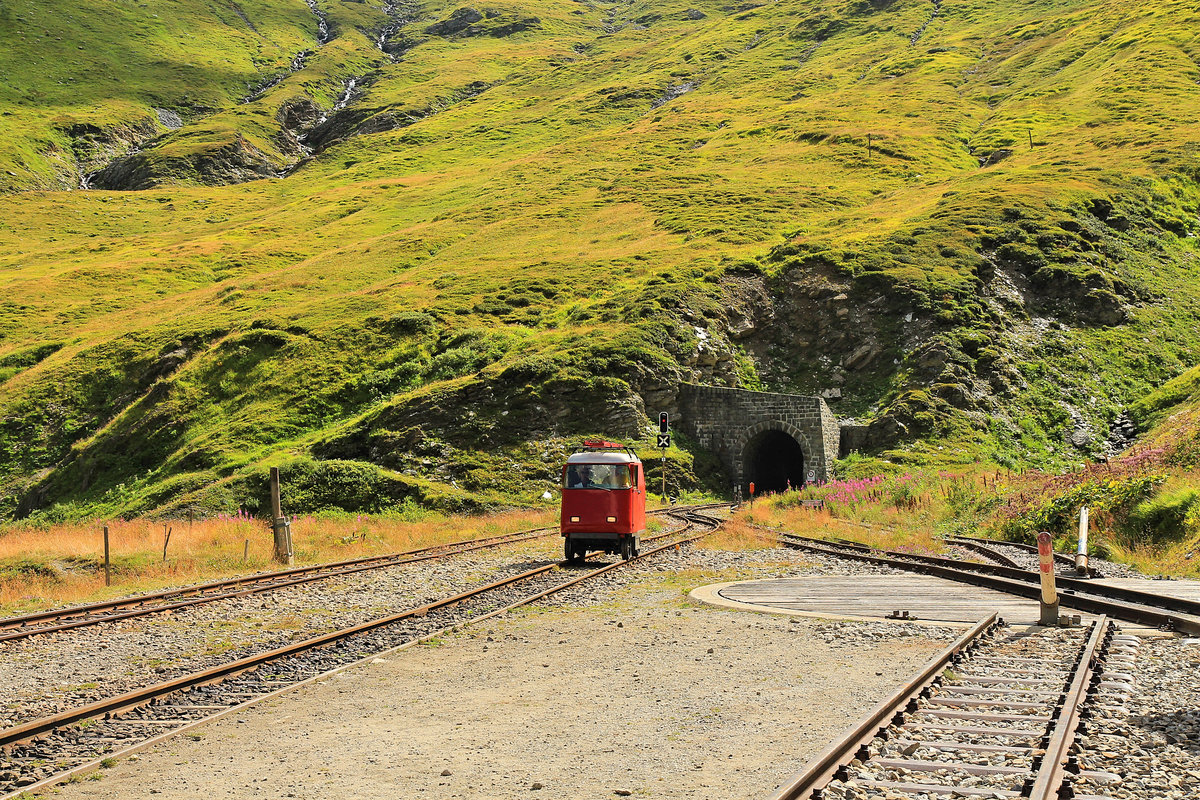 Dampfbahn Furka Bergstrecke: Mit lautem Pfeifen im Tunnel kündigte sich auf der Furka das Kommen eines Zugs an, und die Photographen brachten sich in Stellung. Als dann dieses winzige Ding zum Tunnel herauskam, gab es ein Riesengelächter. 23.August 2020