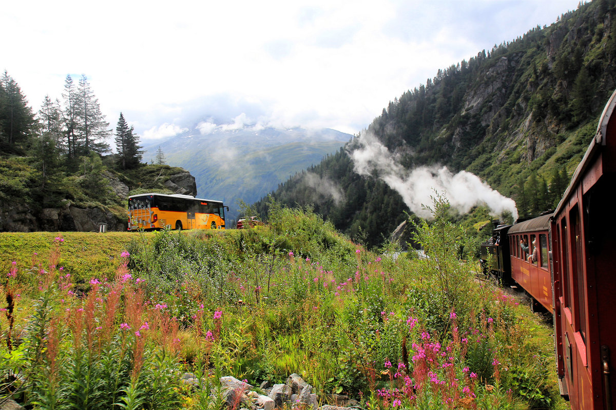 Dampfbahn Furka Bergstrecke: Wettrennen mit dem Susten-Postauto - der Bus war schneller. Unterhalb Gletsch. 23. August 2020 