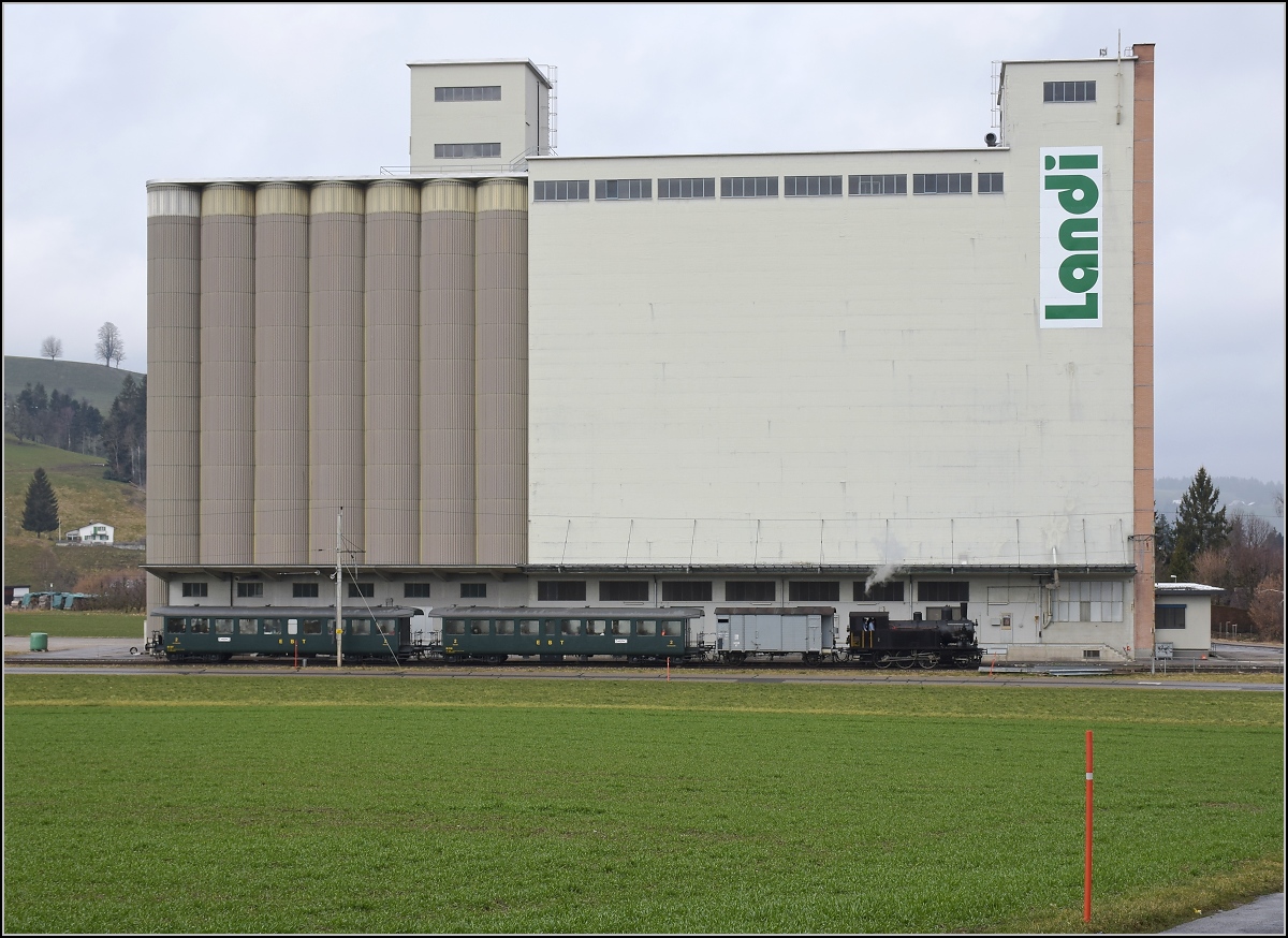 Dampflok Ed 3/4 Nr. 2 der Solothurn-M�nster-Bahn in Huttwil. Betreut wird die Lok durch den Verein historische Emmentalbahn. Mit im Gep�ck hat sie zwei vierachsige Leichtstahlplattformwagen und einen K2. Februar 2018.