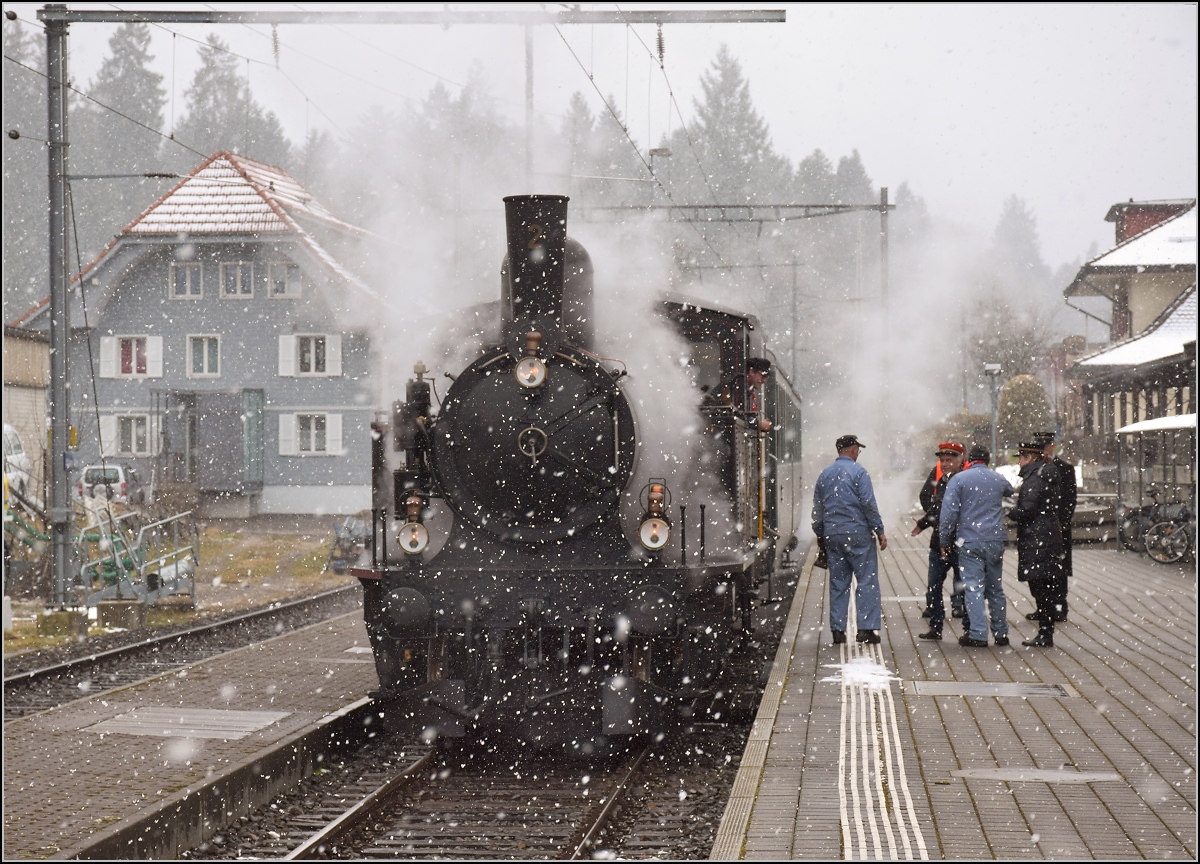 Dampflok Ed 3/4 Nr. 2 der Solothurn-M�nster-Bahn in Affoltern-Weier. Betreut wird die Lok durch den Verein historische Emmentalbahn. Mit im Gep�ck hat sie zwei vierachsige Leichtstahlplattformwagen und einen K2. Februar 2018.