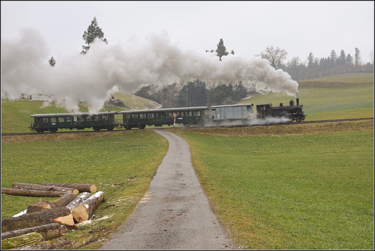 Dampflok Ed 3/4 Nr. 2 der Solothurn-Münster-Bahn bei Gammenthal. Betreut wird die Lok durch den Verein historische Emmentalbahn. Mit im Gepäck hat sie zwei vierachsige Leichtstahlplattformwagen und einen K2. Februar 2018.