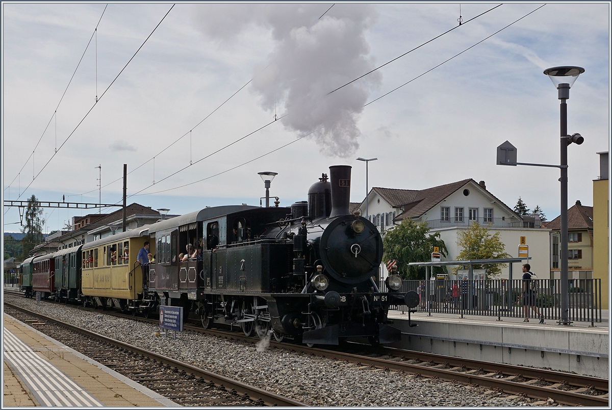 Dampftag Lyss 2018 Die Strecke ist frei, die DBB Ed 3/4 N° 51 dampft mit ihrem Zug Richtung Aarberg.
11. August 2018