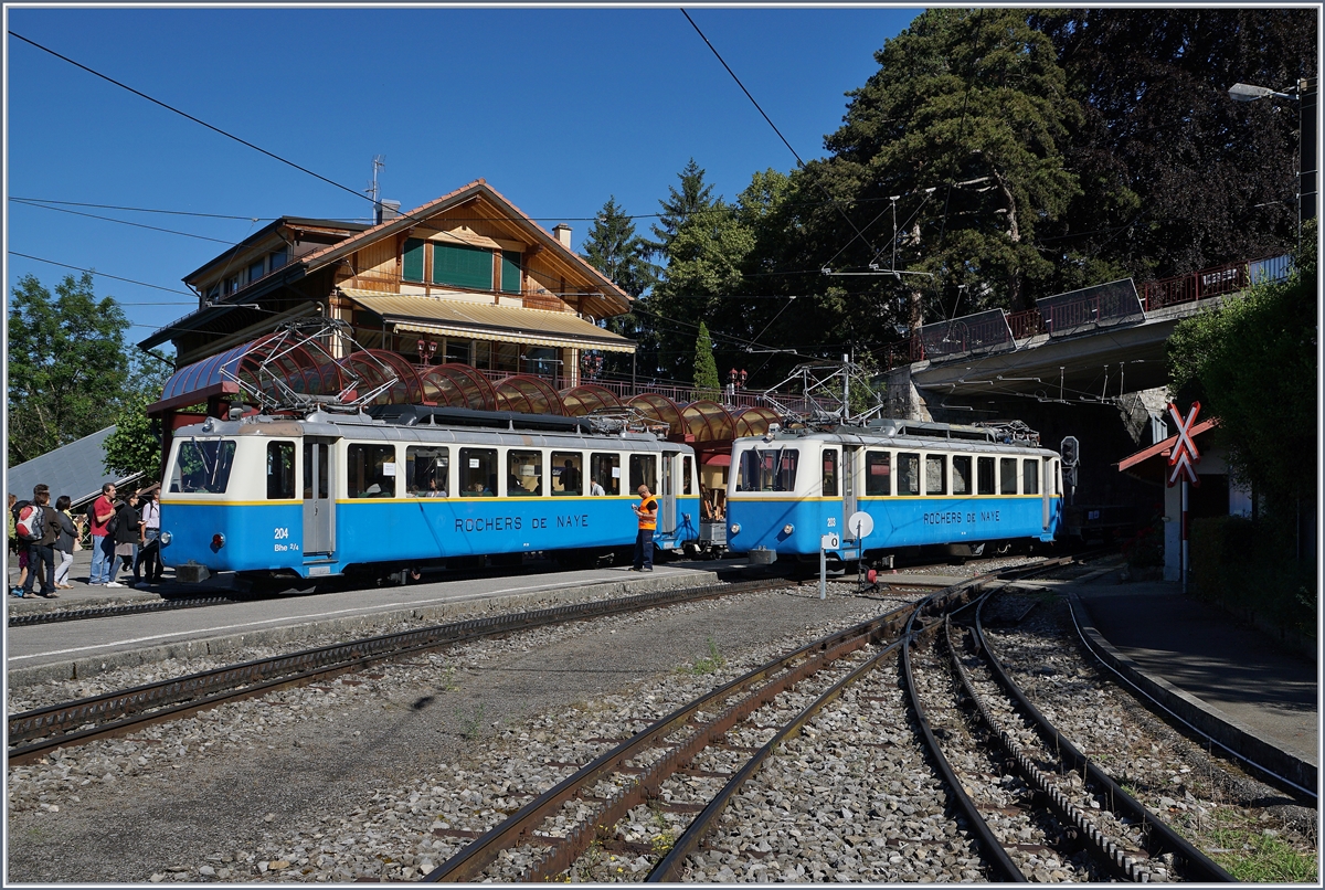 Dank dem  Rochers-De Naye  Lauf, dem ohnehin sonnigen Sonntag und der Werkstatt Aufenthaltbedingten Abwesenheit des Bhe 4/8 305 waren an diesem 3. Juli alle drei noch vorhanden Bhe 2/4 im Einsatz: hier begegnen sich die Bhe 2/4 204 und 203 in Glion.
3.7.2016