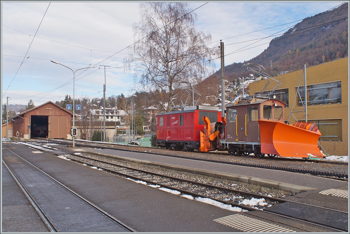 Das Bild ist etwas zu hell, aber nur so zeigt sich neben dem CEV X rot 91 und der 1911 gebauten CEV HGe 2/2 N° 1 auf Gleis vier in Blonay zumindest andeutungsweise die HGe 2/2 N° 2 im Lokschuppen im Hintergrund. Einige Zeit wurde darüber spekuliert, ob es diese Lok noch gibt. 

Blonay, den 1. Dezember 2021