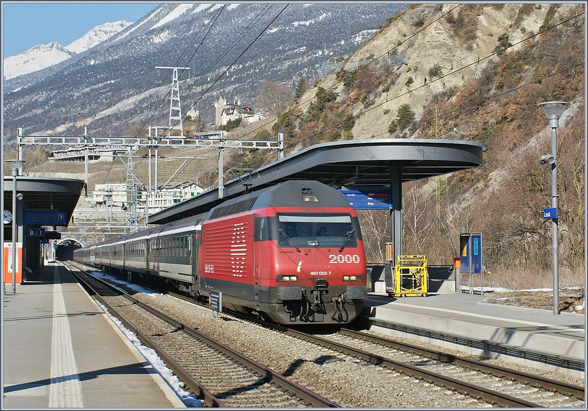 Das Bild zeigt nicht nur die Re 460 022-7 mit ihrem IR nach Brig in Leuk, sondern auch einen Blick auf die neue Linienführung Richtung Salgesch. 

25. Feb. 2009
