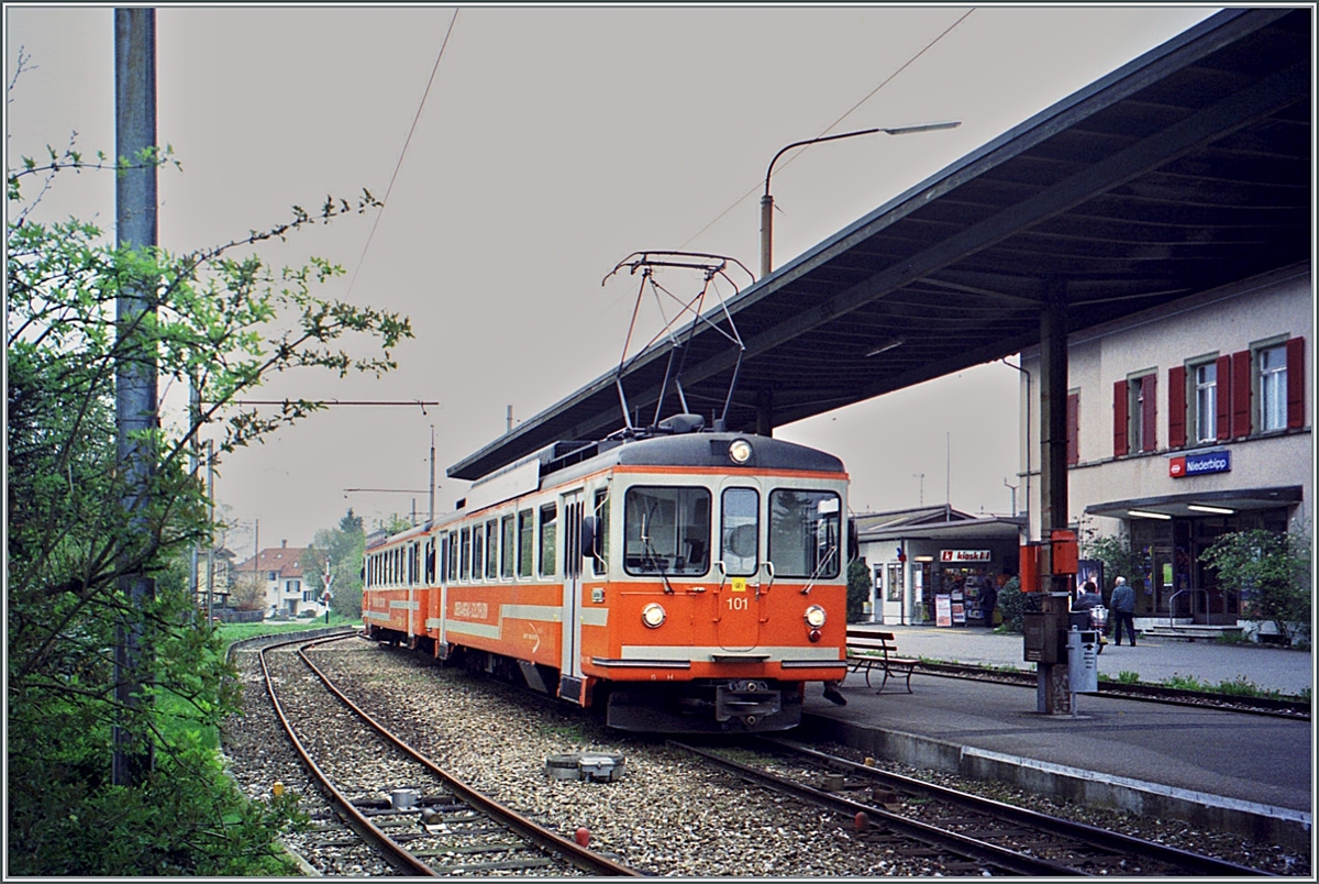 Das  Bippeerlisi  Be 4/4 101 mit Bt in Niederbipp. Damals endete die Strecke von Solothurn und Langenthal hier, der Ausbau nach Oensingen erfolgte erst später. 

Analobbild vom 24. April 2001