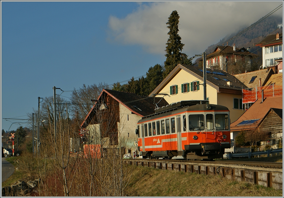 Das Bipperlisi, noch fast in den SNB/OJB Originallackierung, als MOB Be 4/4 1007 unterwegs als Regionalzug Richtung Montreux bei Planchamp.
17. Feb. 2014