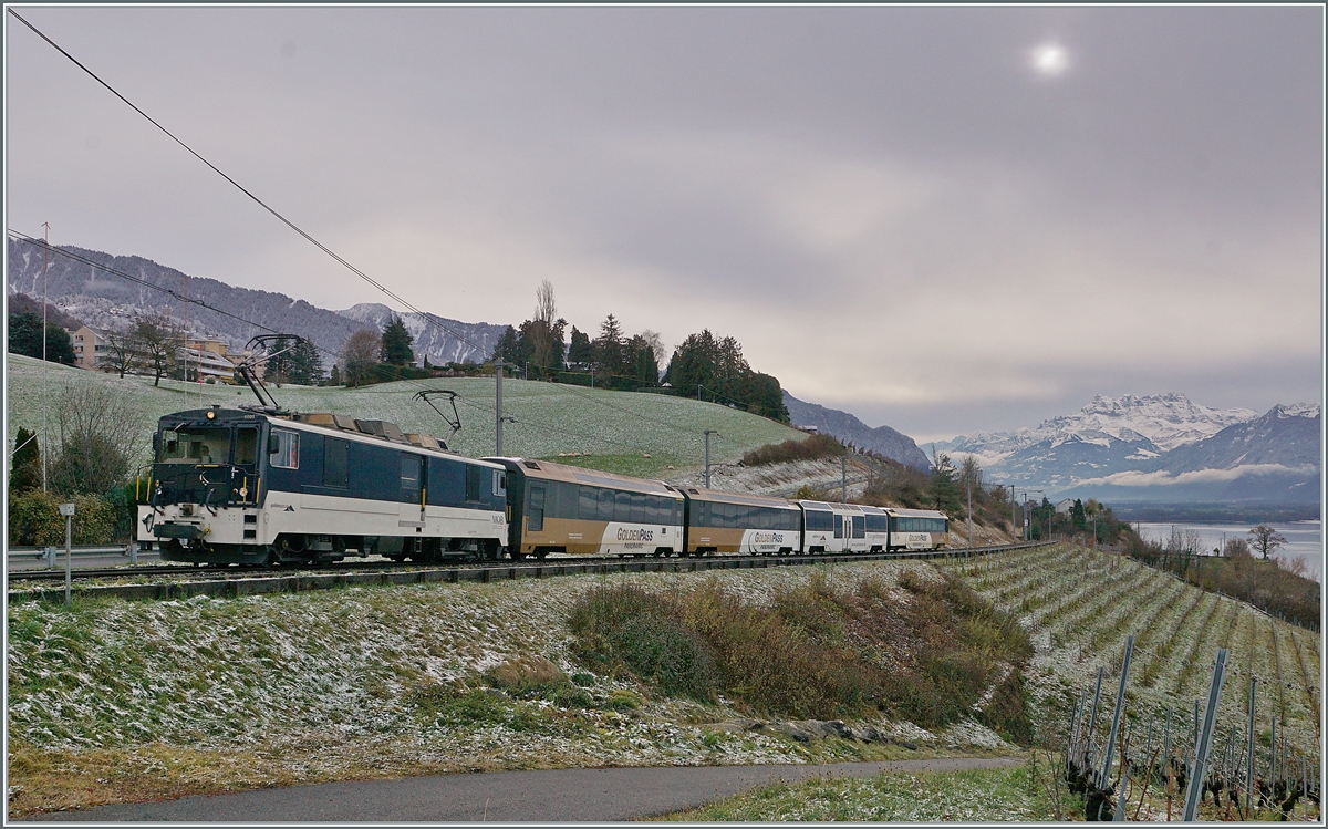 Das drohende Ende der GDe 4/4 im Bewusstsein ergriff ich so mache Situation um noch einige Bilder zu bekommen. Wie dieses Beispiel zeigt, entstanden dabei auch Bilder, die ich ohne  Druck  kaum gemacht hätte, im Nachhinein aber doch eine gewissen Reiz haben. 

Die MOB GDe 4/4 6005 mit einem Panoramic Express nach Zweisimmen kurz vor Planchamp. 

5. Dezember 2020