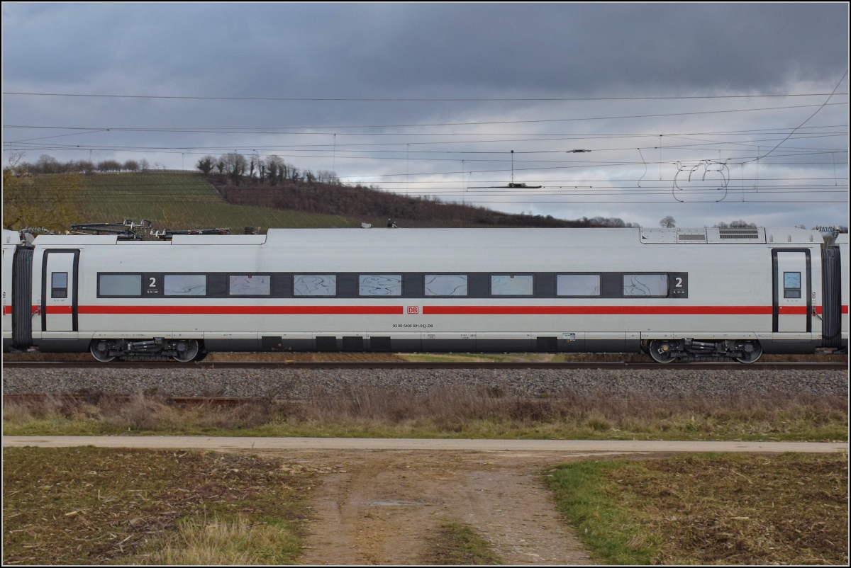 Das erste Exemplar der BR 408 als Überraschungsgast in Schliengen.

Wagen 93 80 5 408 801-9 D-DB von Tfz 8001. Januar 2022.
